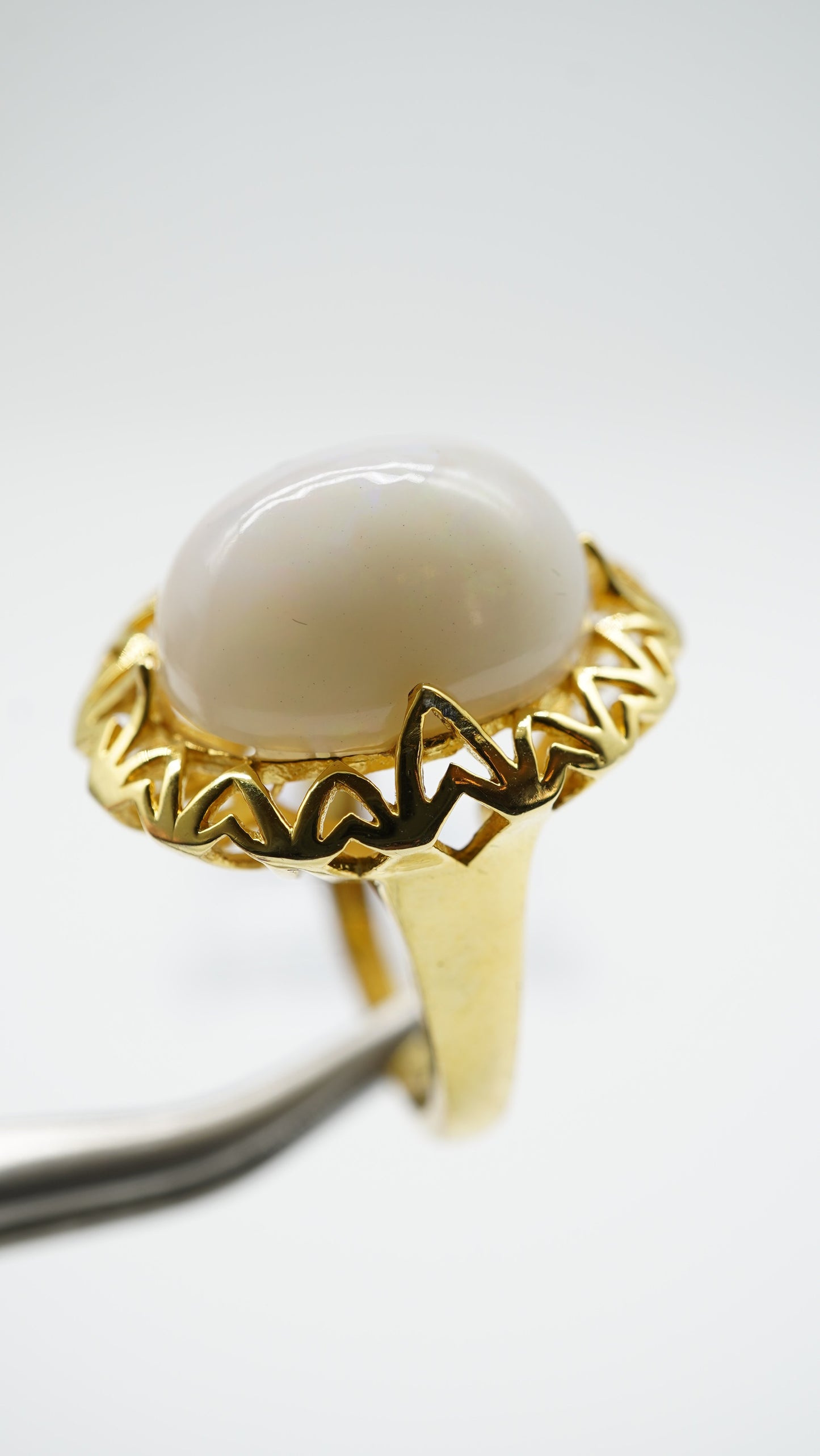 White opal cabochon ring size FR54 UK N, US 7, EU17.2